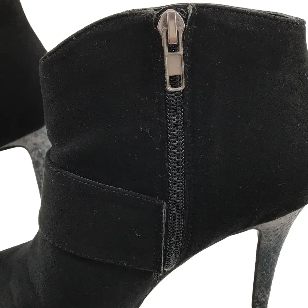 9&CO Women’s JJRAIDEL Black Faux Suede/Snakeskin 4” Heal Ankle Bootie, Buckle—6M